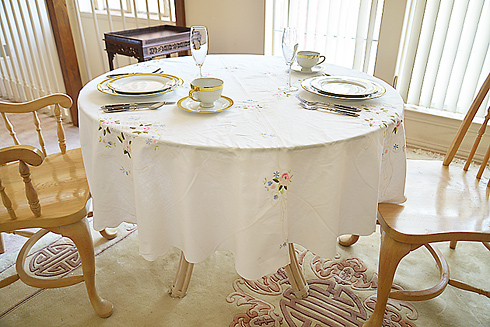 Rose Style. 68" Round Tablecloth. White.